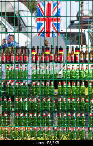 Les bouteilles de bière empilées dans un camping à 24h du Mans 2014 course d'endurance, Circuit de la Sarthe, France Banque D'Images