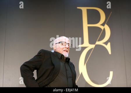 L'auteur brésilien Paulo Coelho à la foire du livre de Frankurt, Allemagne, 08 octobre 2014. Follett présente son nouveau travail 'Bord de l'éternité." Le plus grand salon du livre se poursuit jusqu'au 12 octobre, 2014. Photo : Susannah C. Vergau/dpa AUCUN SERVICE DE FIL Banque D'Images