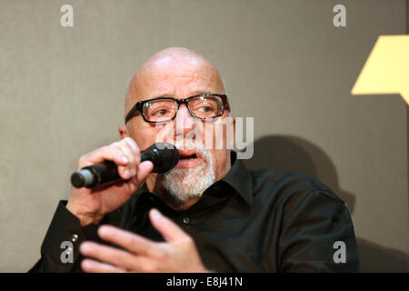 L'auteur brésilien Paulo Coelho à la foire du livre de Frankurt, Allemagne, 08 octobre 2014. Follett présente son nouveau travail 'Bord de l'éternité." Le plus grand salon du livre se poursuit jusqu'au 12 octobre, 2014. Photo : Susannah C. Vergau/dpa AUCUN SERVICE DE FIL Banque D'Images