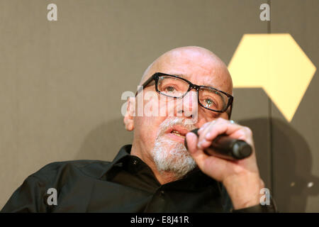 L'auteur brésilien Paulo Coelho à la foire du livre de Frankurt, Allemagne, 08 octobre 2014. Follett présente son nouveau travail 'Bord de l'éternité." Le plus grand salon du livre se poursuit jusqu'au 12 octobre, 2014. Photo : Susannah C. Vergau/dpa AUCUN SERVICE DE FIL Banque D'Images