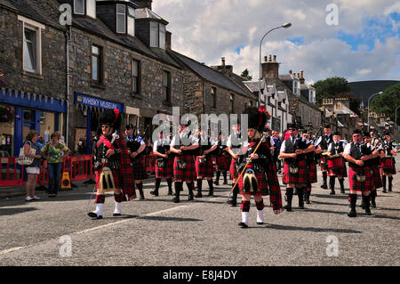 Le cornemuseur-major menant une cornemuses défilent à l'unisson à travers la ville, Dufftown, Moray, Highlands, Ecosse, Royaume-Uni Banque D'Images