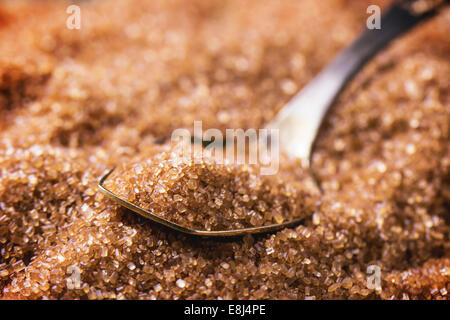 Le sucre brun heap et close up de cuillère en métal Banque D'Images