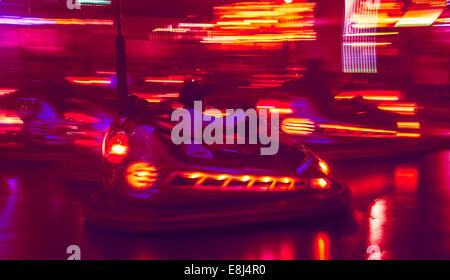 Petit garçon bouclier de conduite de nuit voiture, l'Oktoberfest, Munich, Haute-Bavière, Bavière, Allemagne Banque D'Images