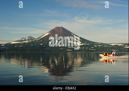 Bateau sur le lac Kurile, volcan Ilinskaya à l'arrière, Kurilensee, péninsule du Kamchatka, Russie Banque D'Images