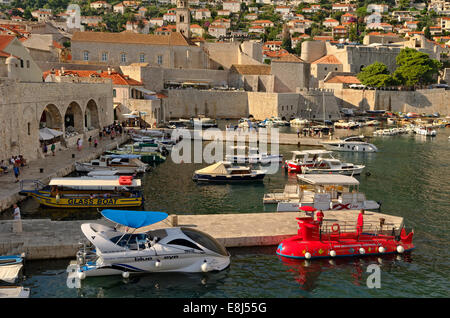 Le quartier du port à la vieille ville de Dubrovnik sur la côte de Dalamatian de Croatie, Mer Adriatique Banque D'Images