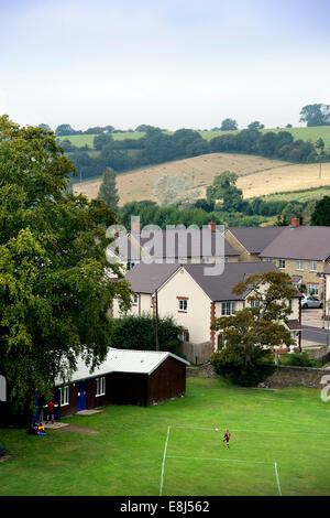 Les terrains de jeu et nouveau lotissement dans le village de Somerset Bruton UK Banque D'Images