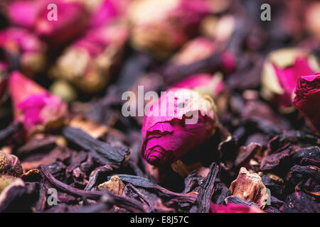 Heap de thé roses et fleurs d'hibiscus séchées Banque D'Images