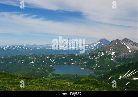 Vue de l'Pauzhekta de lac et les Kouriles Ilinskaya volcan, Pauzhetka, péninsule du Kamchatka, Russie Banque D'Images