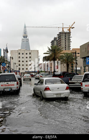 Une voiture conduit par le biais de l'eau de pluie dans les rues de Riyadh, Arabie Saoudite Banque D'Images