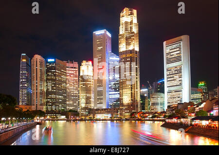 Centre-ville de Singapour dans la nuit avec un reflet dans la rivière Banque D'Images