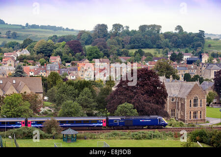 Un train passe inter city King's School dans le Somerset Village de Bruton UK Banque D'Images