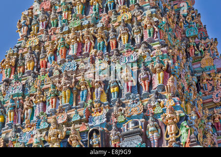 MEENAKSHI AMMAN TEMPLE MADURAI INDE DÉTAIL DE CENTAINES DE STATUES DES DIEUX ET DÉMONS SUR UNE TOUR Banque D'Images