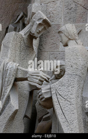 Sagrada Familia. Passion : faade Pilate s'en lave les mains et sa femme Claudia, sculpture par Joseph Maria Subirachs Banque D'Images