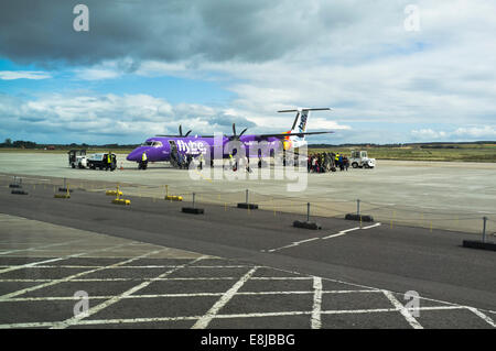 Dh L'aéroport d'INVERNESS INVERNESSSHIRE avion Flybe vol interne exercice passagers avion Dash 8 Q400 Banque D'Images