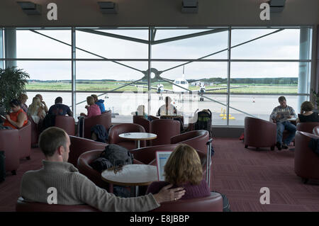 dh Passenger lounge INVERNESS AIRPORT INVERNESSSHIRE couple de passagers britanniques petit départ terminal uk scotland salons aéroport intérieur Banque D'Images