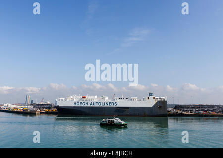 Hoegh Autoliners, car carrier, société de transport maritime, les quais de Southampton, England, UK Banque D'Images