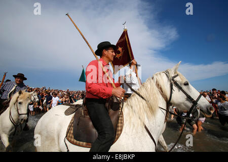 Pèlerinage gitan aux Saintes Maries-de-la-mer. "Gardians" sur l'escortant la procession à la mer Banque D'Images