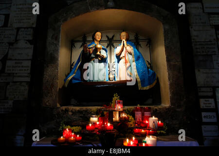 Pèlerinage gitan aux Saintes Maries-de-la-mer. Saints patrons Marie & JacobŽ SalomŽ Marie dans les Saintes Maries-de-la-mer church Banque D'Images