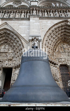 850ème anniversaire de Notre-Dame de Paris. L'arrivée de la nouvelle cloche carillon. Baptisé 'Marie', la plus grande cloche peser 6 tonnes et pla Banque D'Images