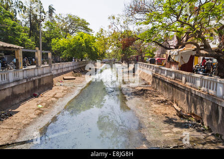 PONDICHERRY INDE rues bordées d'arbres et très pollués ou canaux PUANT ÉGOUT À CIEL OUVERT AU CENTRE DE LA VILLE Banque D'Images