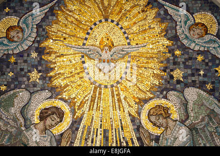 Chapelle Notre Dame de la Médaille Miraculeuse. L'Esprit Saint plane dans la lumière radieuse, entre deux anges d'adoration. Banque D'Images