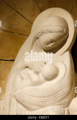 Église Notre-Dame des otages. Statue de vierge à l'enfant. Banque D'Images