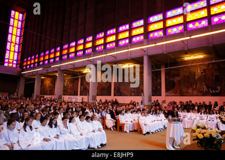 La masse de sacrements à St Joan of Arc's school à Montrouge. Assemblée générale. Banque D'Images