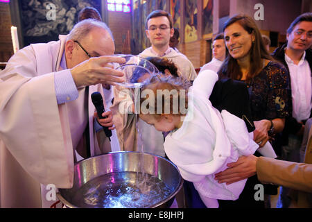 La masse de sacrements à St Joan of Arc's school à Montrouge. Le baptême. Banque D'Images