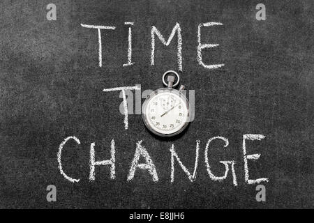 Le temps de changer de concept à la main sur tableau avec vintage chronomètre précis utilisé au lieu d'O Banque D'Images