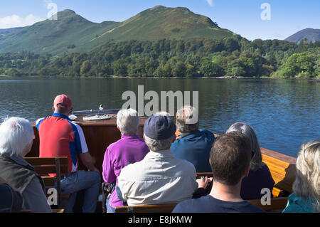 Derwent Water dh KESWICK LAKE DISTRICT Touristes sur lake water taxi ferry affichage cloches Chat hills holiday boat Banque D'Images