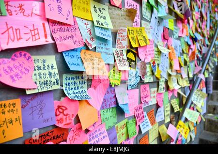 Hong Kong. 9 octobre, 2014. Les messages de soutien pour les manifestations en faveur de la démocratie sont affichés sur le mur d'un bâtiment du gouvernement, qui est devenu connu sous le nom de "Mur de Lennon', le 12e jour de la protestation pro-démocratie connu comme 'Central' occupent. Le mouvement de désobéissance civile a commencé en réponse à la décision de la Chine d'autoriser uniquement les candidats présélectionnés de Beijing de se tenir dans la ville 2017 élection pour le haut poste de chef de la civile. Credit : Stefan Irvine/Alamy Live News Banque D'Images