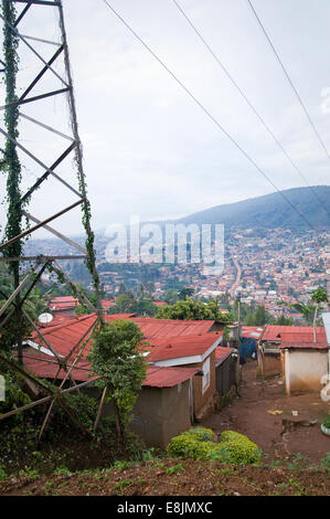 RWANDA, KIGALI : Kigali est une ville vallonnée très vert avec de la boue et de simples maisons en pierre. Banque D'Images