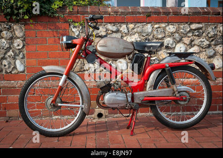 1975 Dodge Coronet Mondial 49cc cyclomoteur Italien Banque D'Images