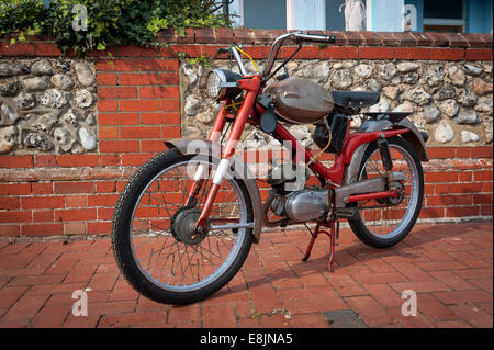 1975 Dodge Coronet Mondial 49cc cyclomoteur Italien Banque D'Images