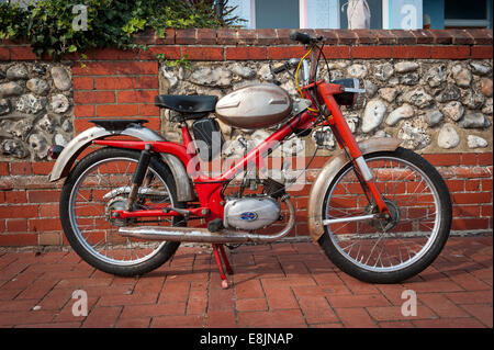 1975 Dodge Coronet Mondial 49cc cyclomoteur Italien Banque D'Images