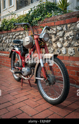 1975 Dodge Coronet Mondial 49cc cyclomoteur Italien Banque D'Images