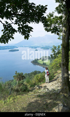 Dh Surprise Voir DERWENT WATER LAKE DISTRICT Femme hiker prendre vista vue photographie derwentwater cumbria lacs Banque D'Images