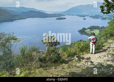 dh surprise View DERWENT WATER LAKE DISTRICT Woman ranker point de vue vista marchant haut royaume-uni Banque D'Images