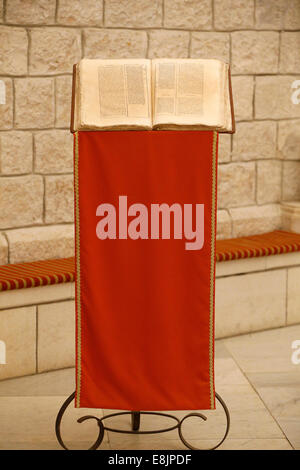 Couvent des sœurs de Nazareth. Vieille bible en arabe et en latin. Banque D'Images