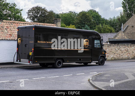 Livraison UPS van stationné sur la route Banque D'Images