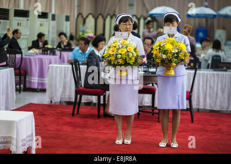 Bangkok, Thaïlande. 9 octobre, 2014. Les infirmières de l'hôpital Siriraj procéder fleurs pour Bhumibol Adulyadej, le Roi de Thaïlande. Le Roi a été hospitalisé depuis le 4 octobre et a subi la chirurgie de déplacement de la vésicule biliaire d'urgence le 5 octobre. Le Roi est également connu sous le nom de Rama IX, parce qu'il est le neuvième monarque de la dynastie Chakri. Credit : ZUMA Press, Inc./Alamy Live News Banque D'Images