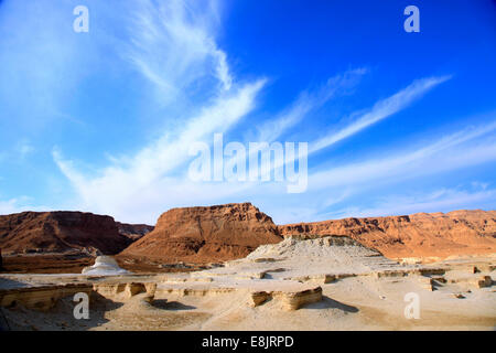 Falaises érodées faites de la marne. Marl est un carbonate de calcium-riches mudstone, formé à partir de dépôts sédimentaires. Photographié en Israël, Banque D'Images