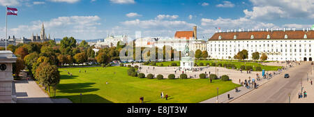 Vue panoramique sur le parc Volksgarten public (Anglais : People's Garden) et la Heldenplatz à Vienne Banque D'Images