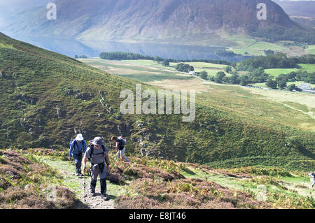 dh Crummock Water BRACKENTHWAITE LAKE DISTRICT randonneurs montant Whiteside à Gasgale Crags sentier randonneurs vieux groupe uk marcheur cumbria randonnée Banque D'Images