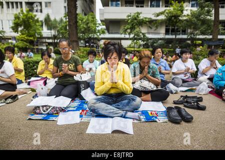 Bangkok, Thaïlande. 9 octobre, 2014. Les gens prient pour Bhumibol Adulyadej, le Roi de Thaïlande dans la cour à l'hôpital Siriraj. Le Roi a été hospitalisé à l'hôpital Siriraj depuis le 4 octobre et a subi la chirurgie de déplacement de la vésicule biliaire d'urgence le 5 octobre. Le Roi est également connu sous le nom de Rama IX, parce qu'il est le neuvième monarque de la dynastie Chakri. Credit : ZUMA Press, Inc./Alamy Live News Banque D'Images