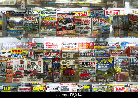 dh WH Smiths magazines WH SMITH UK Whsmiths magazine rack La boutique de la station-service M42 de Birmingham couvre un kiosque à journaux Banque D'Images