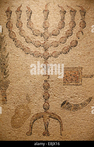Partie d'un sol en mosaïque de la Synagogue (réplique). original : Synagogue Beth Alpha, Israël. 6ème siècle EC. La menorah. La Muse juif Banque D'Images