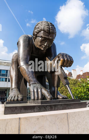 Grande statue en bronze par Eduardo Paolozzi intitulée "Newton" dans la cour de la British Library à St Pancras, London, UK Banque D'Images