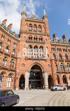 Entrée principale de l'extérieur de St Pancras Renaissance Hotel, Londres, Royaume-Uni Banque D'Images