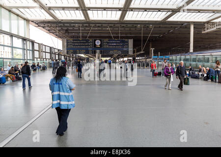 En face de l'achat de billets pour les barrières des trains nationaux services à St Pancras International Station, London, UK Banque D'Images